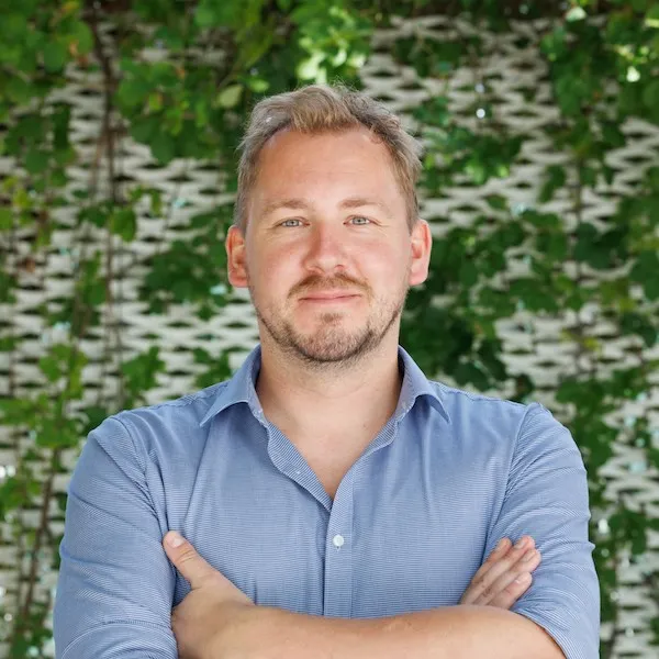 Headshot Theilenberg 2022.jpg
